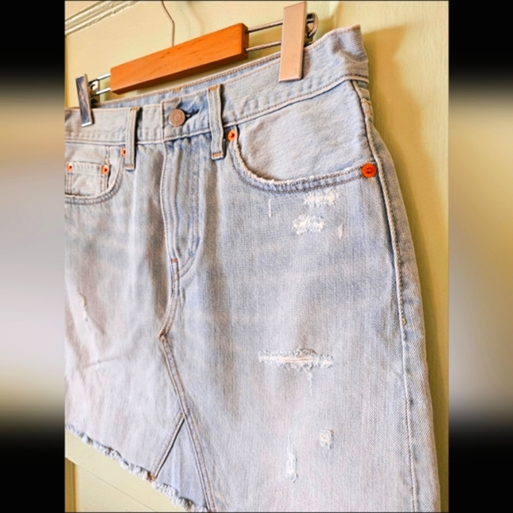 Levis Deconstructed light blue wash denim miniskirt with red stitching - Picture 4 of 9